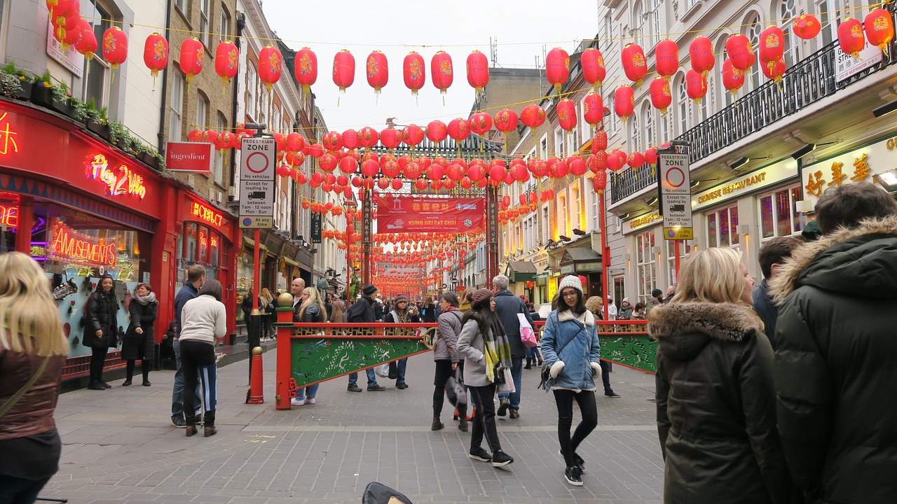 广州大学城美食街位于广州市繁华地带，是当地美食爱好者的天堂。这里汇聚了各种特色小吃和美食街区，吸引了众多游客和当地居民前来品尝美食。广州大学城美食城在哪里