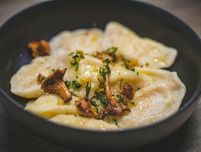 小颖美食，平菇的美味之旅小颖美食平菇汤视频