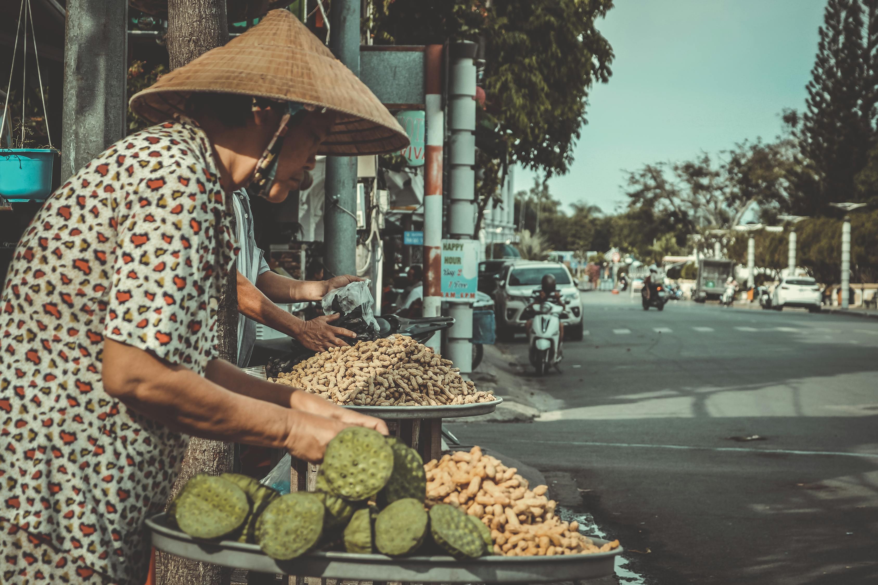 汕头美食街位于广东省汕头市，是当地著名的美食聚集地。汕头是一座历史悠久的城市，拥有丰富的美食文化。在这里，你可以品尝到各种地道的汕头美食，包括海鲜、烧腊、点心、甜品等。汕头美食一条街在哪里